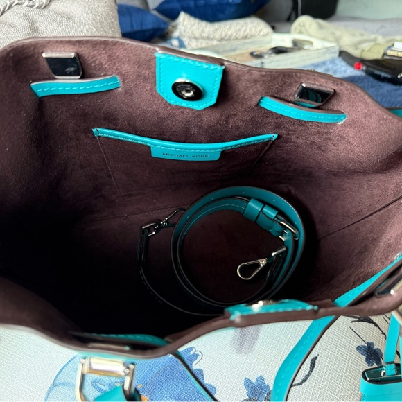 EUC Michael Kors Turquoise Blakey Bucket Bag